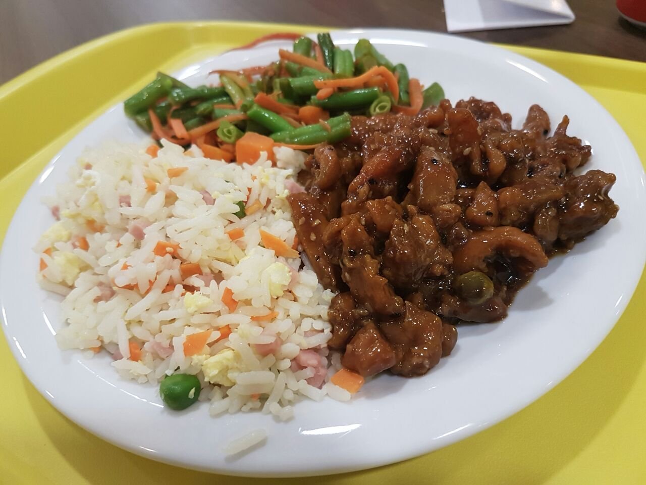 Frango xadrez, arroz e vagem ao vapor