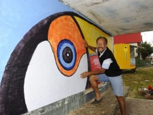 Artista de Sobradinho colore paradas de ônibus com obras de arte