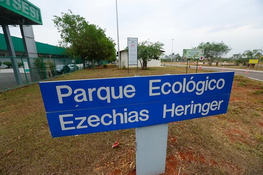 Placa azul em parque no Guará - Metrópoles