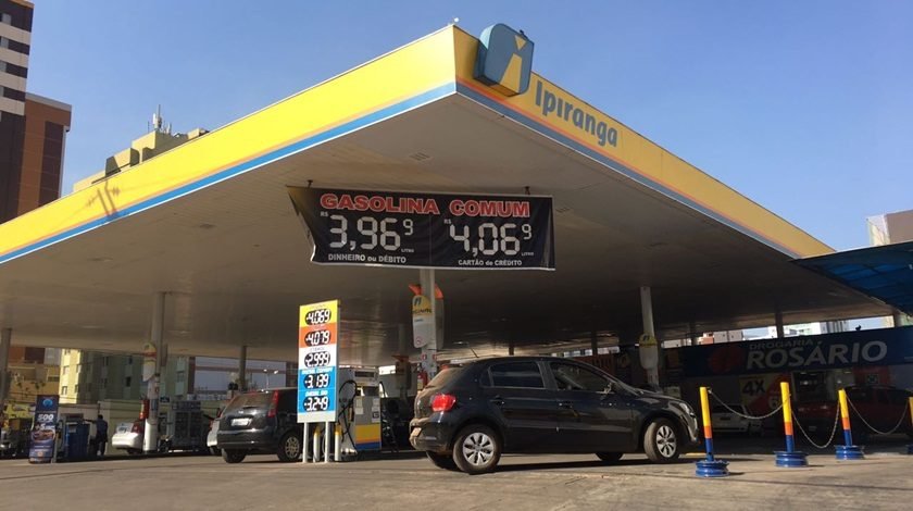 Litro da gasolina comum já é vendido acima dos R$ 4 em 