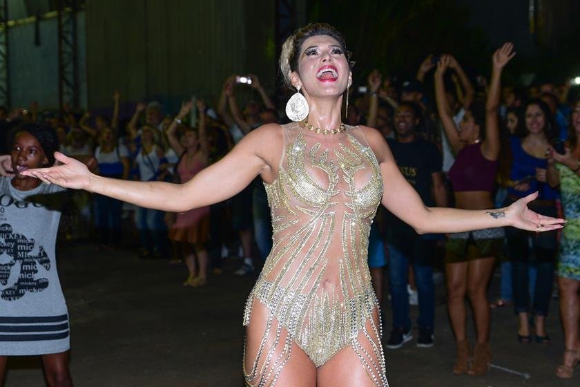 livia377846_livia_andrade_se_emociona_e_vai_ate_o_chao_em_ultimo_ensaio_da_imperio_de_casa_verde_g
