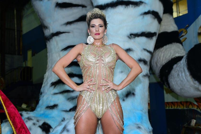 livia377841_livia_andrade_se_emociona_e_vai_ate_o_chao_em_ultimo_ensaio_da_imperio_de_casa_verde_g