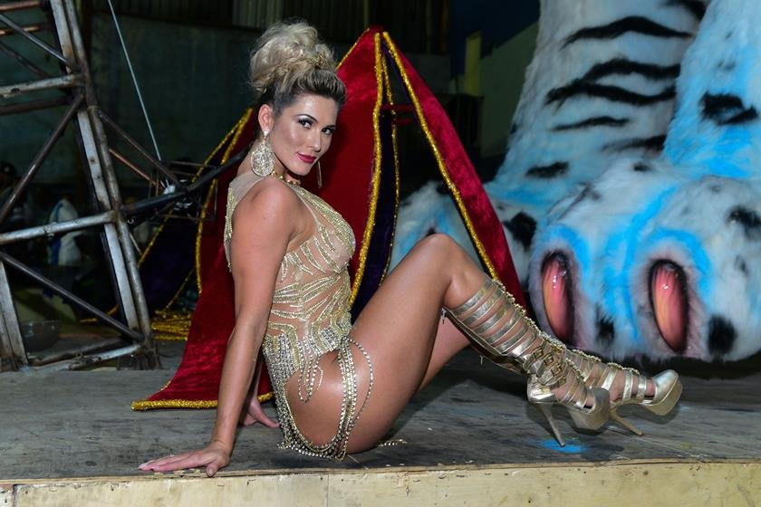 livia377839_livia_andrade_se_emociona_e_vai_ate_o_chao_em_ultimo_ensaio_da_imperio_de_casa_verde_g