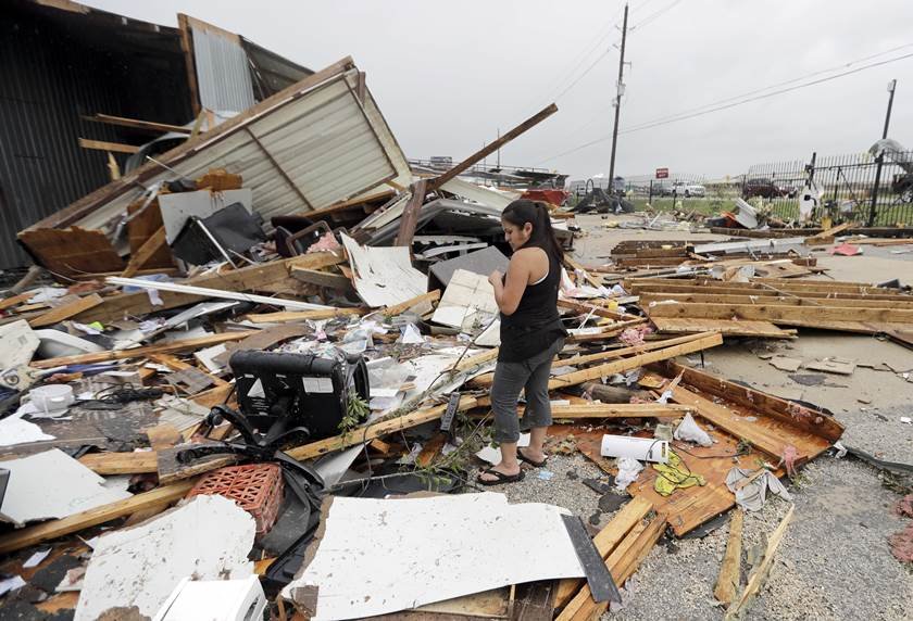 Furacão Harvey chega à costa do Texas e atinge casas e empresas