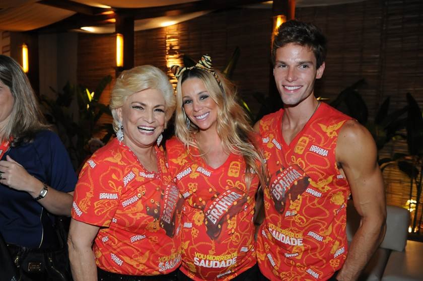 Hebe Camargo sorrindo