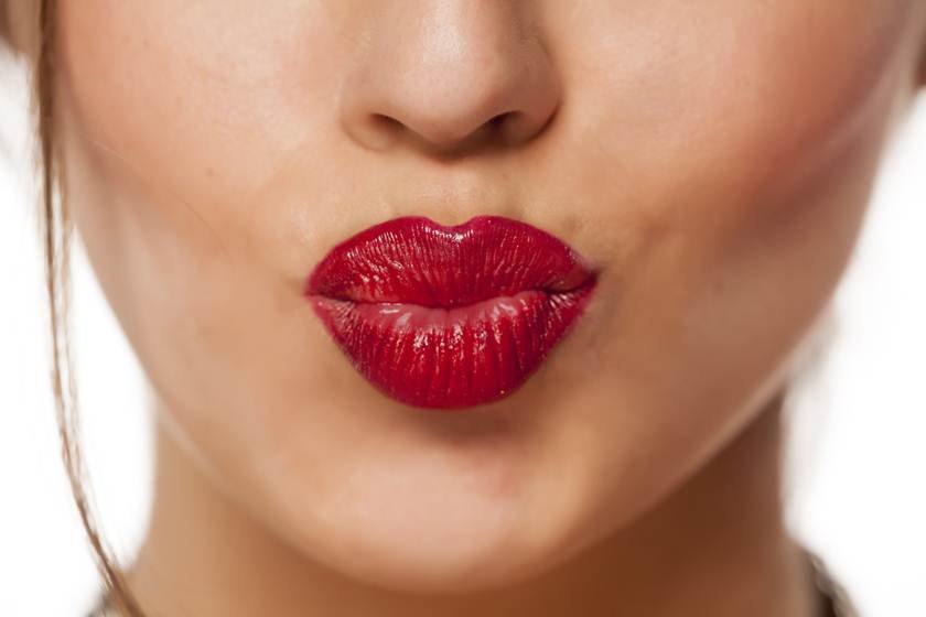 3 dicas incríveis para quem quer fazer o batom durar mais nos lábios