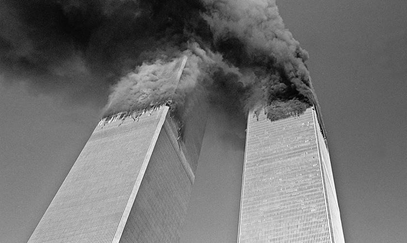 imagem em preto e branco mostra ataque às torres gêmeas em 11 de setembro de 2011, em nova york - Metrópoles