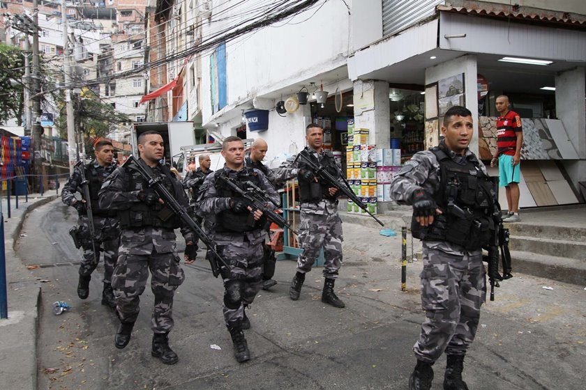 Polícia Militar faz operação na Rocinha e em mais cinco 