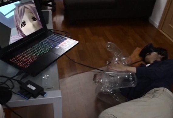 Homem transa com boneca inflável utilizando a realidade virtual