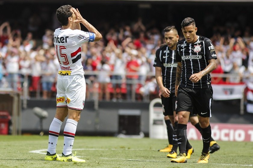 Com recorde de público, Corinthians marca no fim e bate São Paulo