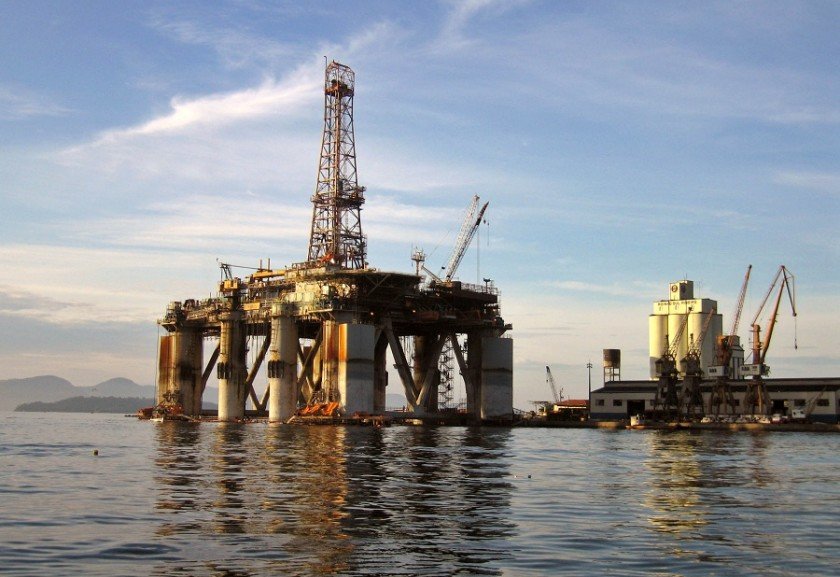 Foto colorida de estação de petróleo em alto mar - Metrópoles