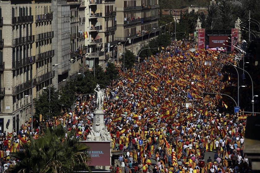 Manifestação contra separação da Catalunha leva milhares às ruas em Barcelona