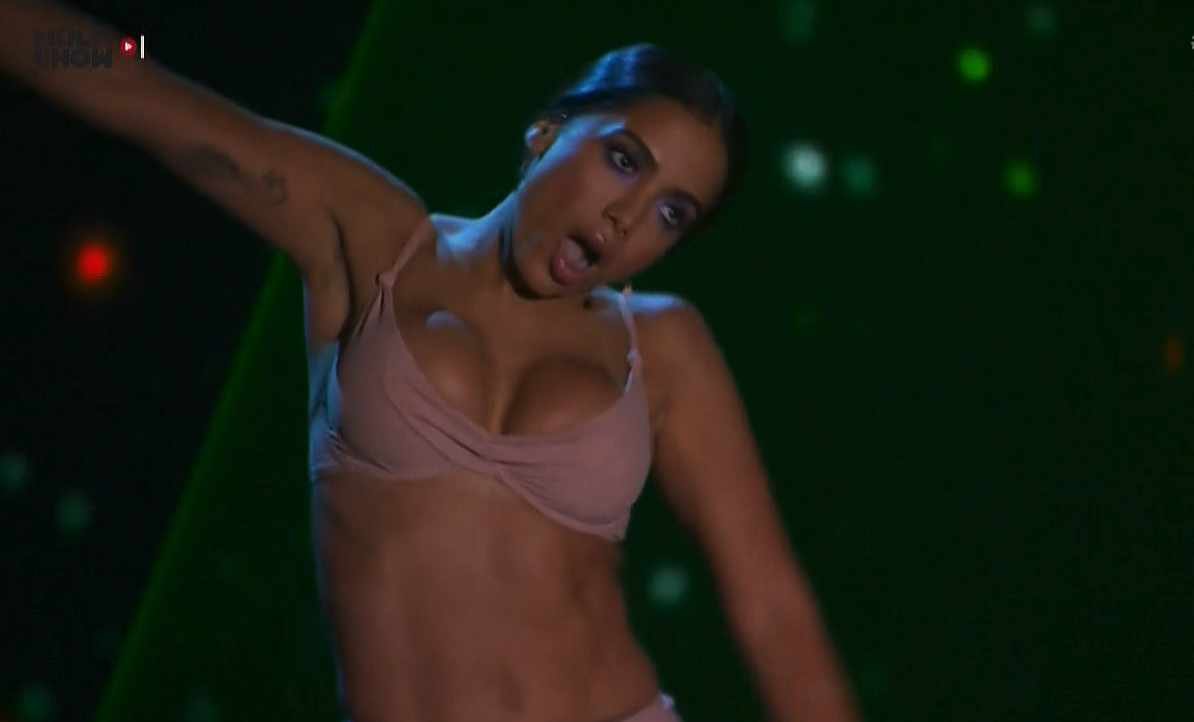 Foto: Anitta passa por saia-justa durante apresentação no Prêmio Multishow  e deixa parte dos seios à mostra durante coreografia de 'Will I See You' -  Purepeople