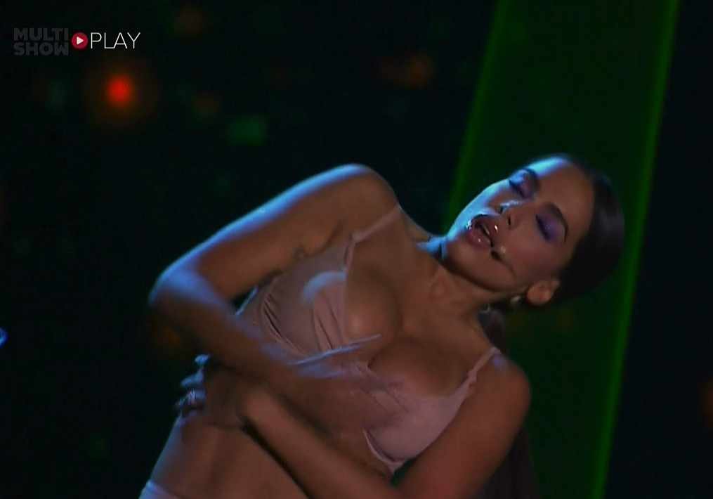 Foto: Anitta passa por saia-justa durante apresentação no Prêmio Multishow  e deixa parte dos seios à mostra durante coreografia de 'Will I See You' -  Purepeople