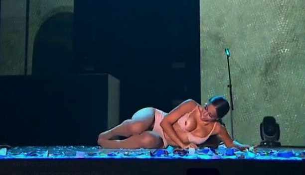 Foto: Anitta passa por saia-justa durante apresentação no Prêmio Multishow  e deixa parte dos seios à mostra durante coreografia de 'Will I See You' -  Purepeople