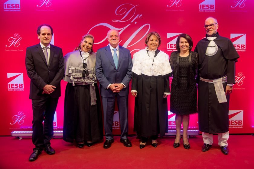 Cerimônia Honoris Causa prestigia personalidades no IESB