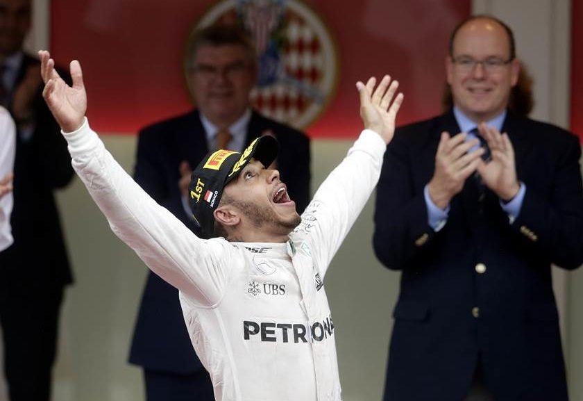 Lewis Hamilton comemora vitória