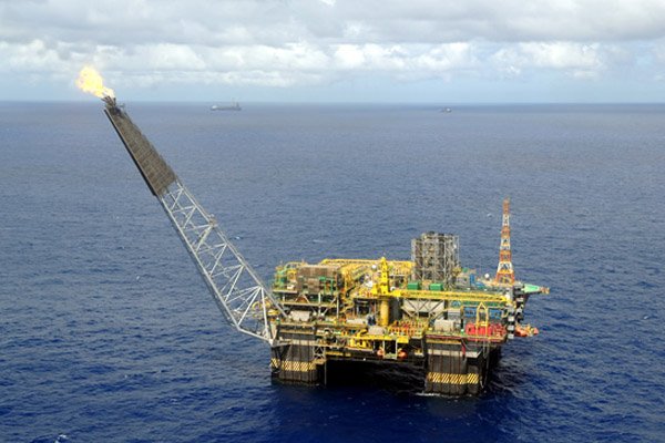 Plataforma de petróleo em alto mar