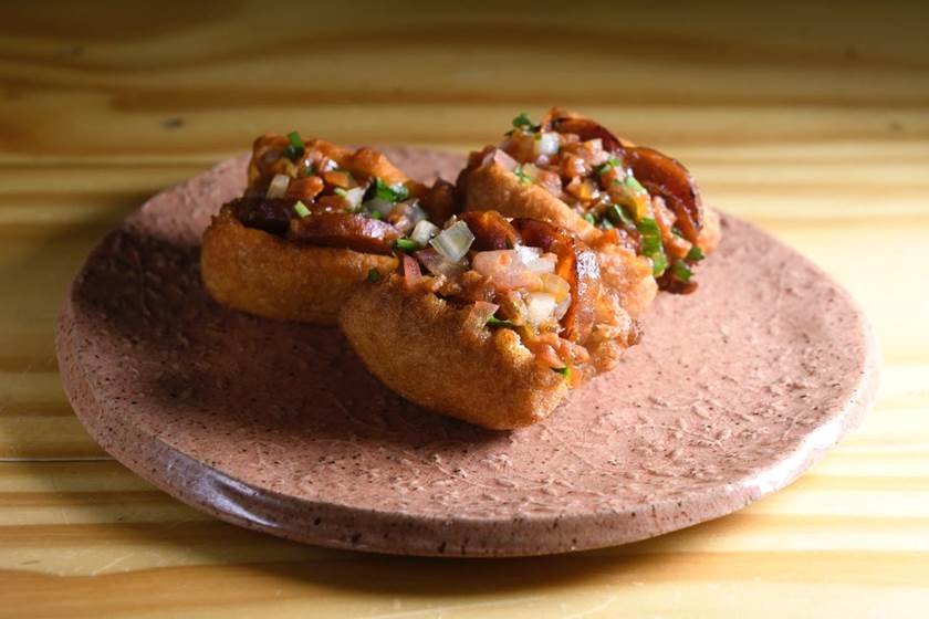 bocaditos de feijão recheados de chouriço espanhol - Isadora Marar