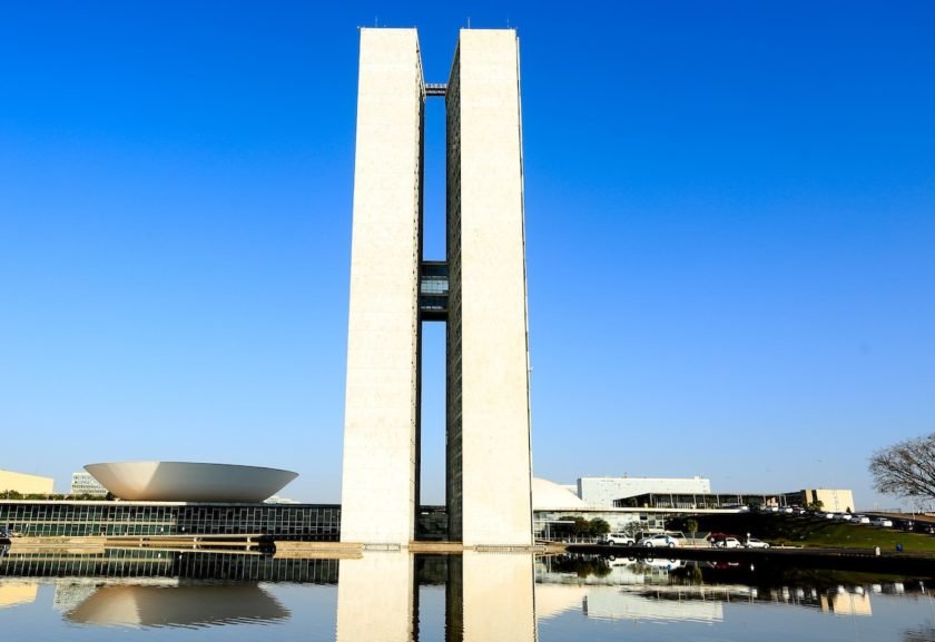 Designer Hans Donner propõe nova bandeira do Brasil, em degradê e