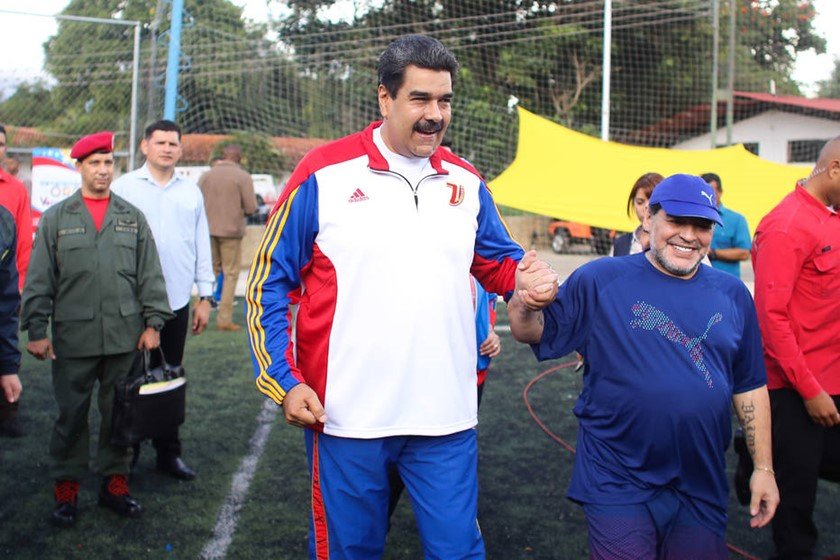Maradona comparte con jóvenes futbolistas y se declara “soldado de Maduro”