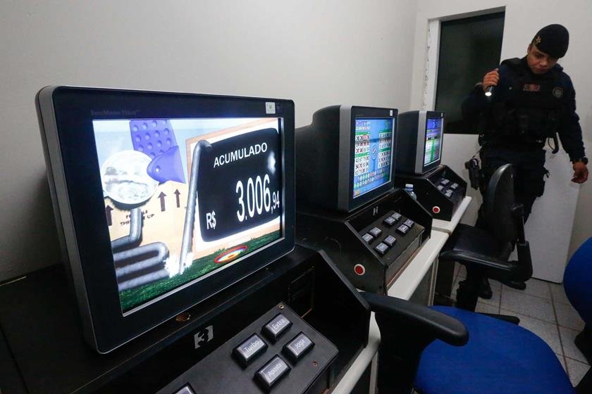 Polícia estoura três bingos e um escritório de contabilidade da jogatina -  Baú do Crime - Extra Online