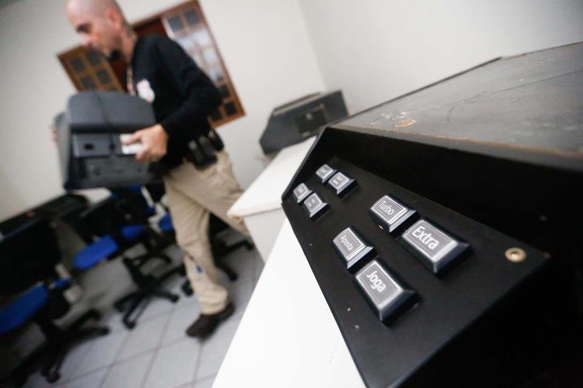 Polícia estoura três bingos e um escritório de contabilidade da jogatina -  Baú do Crime - Extra Online