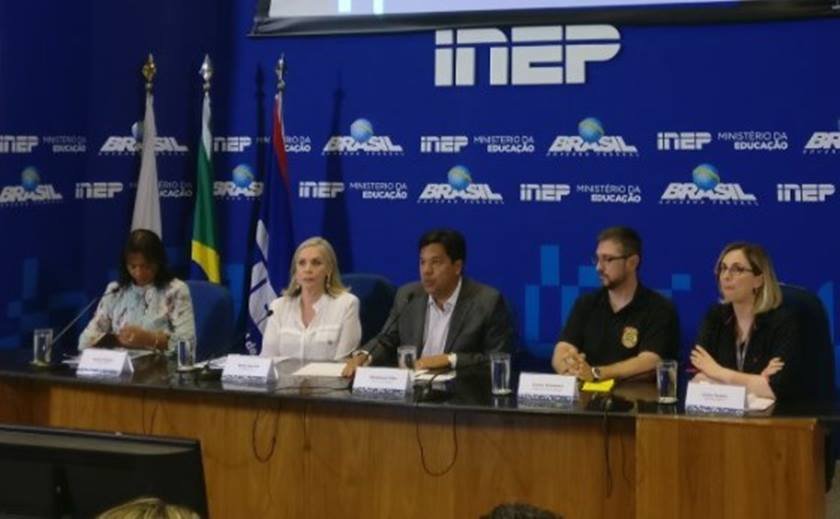 Fotografia colorida de membros da diretoria do Inep em coletiva de imprensa