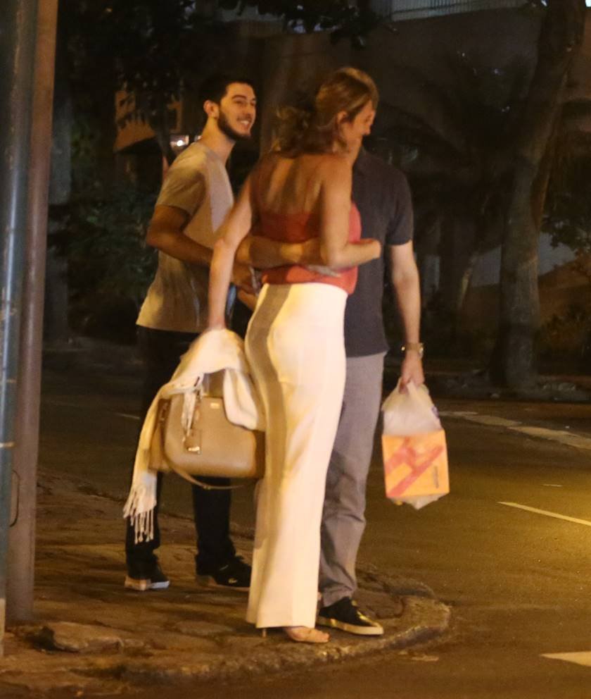 agnews_foto_william_bonner_troca_carinhos_com_a_namorada_em_saida_de_restaurante_com_seus_filhos_no_horto_na_zona_sul_do_rio_de_janeiroexclusivo_20171113_1051_g (2)