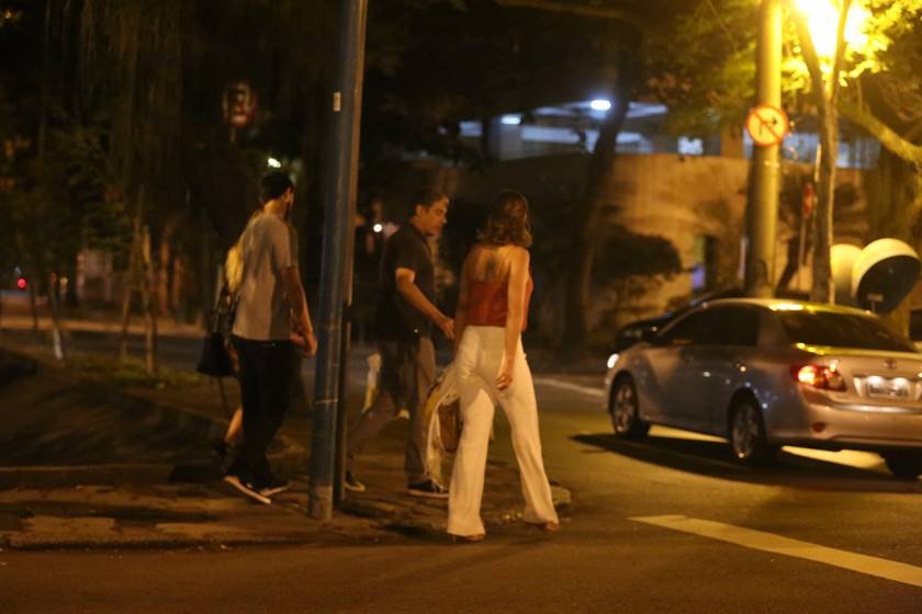 agnews_foto_william_bonner_troca_carinhos_com_a_namorada_em_saida_de_restaurante_com_seus_filhos_no_horto_na_zona_sul_do_rio_de_janeiroexclusivo_20171113_1051_g