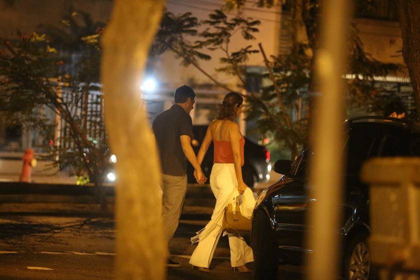 agnews_foto_william_bonner_troca_carinhos_com_a_namorada_em_saida_de_restaurante_com_seus_filhos_no_horto_na_zona_sul_do_rio_de_janeiroexclusivo_20171113_1052_g (2)