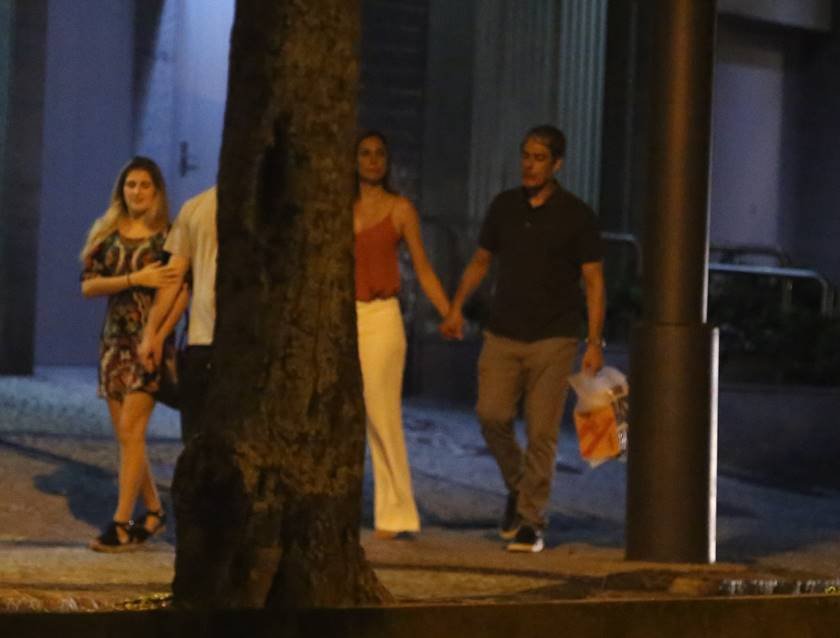 agnews_foto_william_bonner_troca_carinhos_com_a_namorada_em_saida_de_restaurante_com_seus_filhos_no_horto_na_zona_sul_do_rio_de_janeiroexclusivo_20171113_1052_g (3)