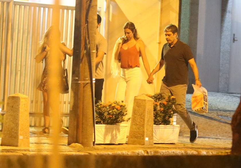 agnews_foto_william_bonner_troca_carinhos_com_a_namorada_em_saida_de_restaurante_com_seus_filhos_no_horto_na_zona_sul_do_rio_de_janeiroexclusivo_20171113_1052_g (4)
