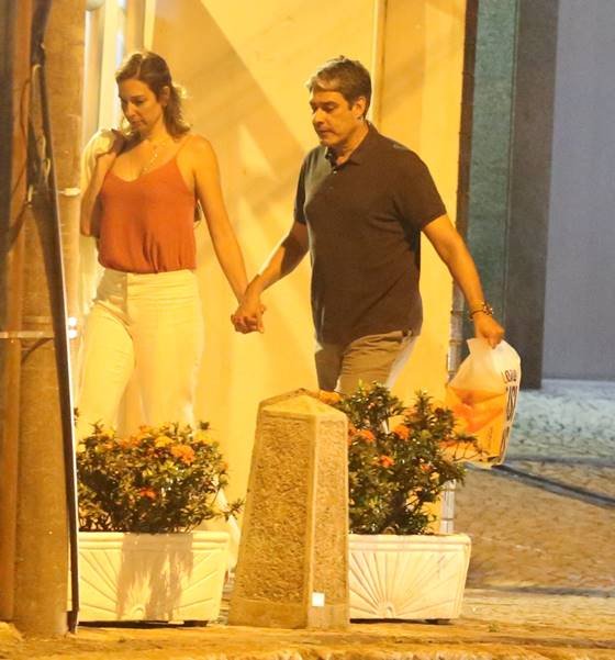 agnews_foto_william_bonner_troca_carinhos_com_a_namorada_em_saida_de_restaurante_com_seus_filhos_no_horto_na_zona_sul_do_rio_de_janeiroexclusivo_20171113_1052_g (5)