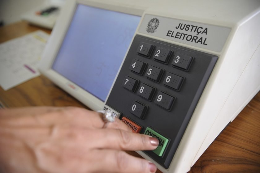 https://uploads.metropoles.com/wp-content/uploads/2017/12/01125754/urna-840x560.jpg