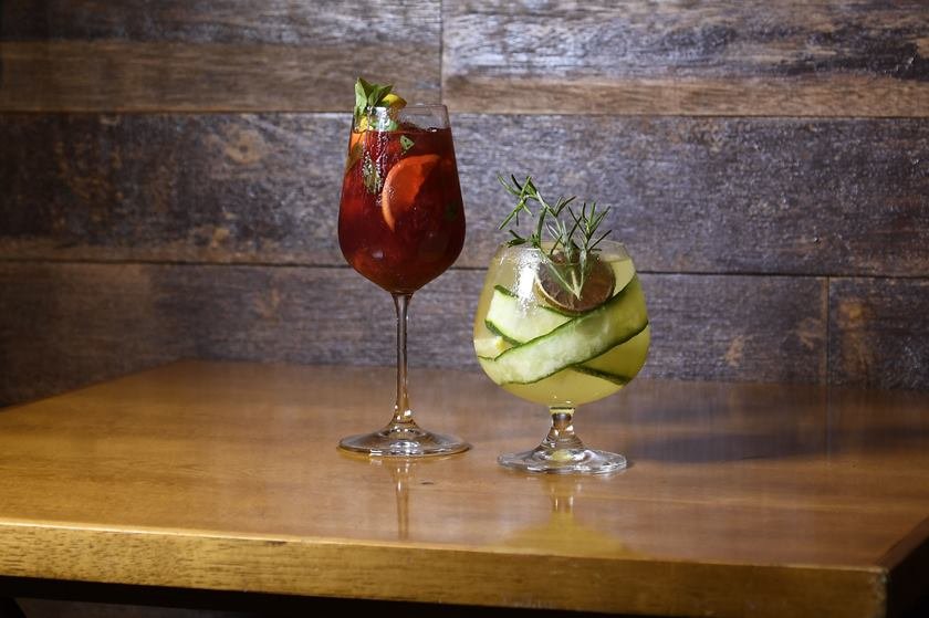 Os drinks Bacio Rosso e GT Cants - Credito J. P. Lacerda