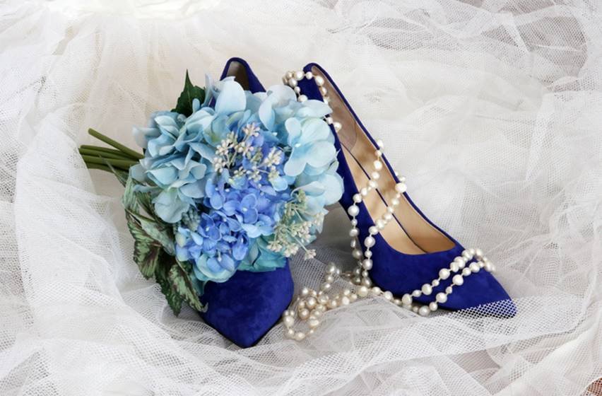 sapato azul flores casamento perolas