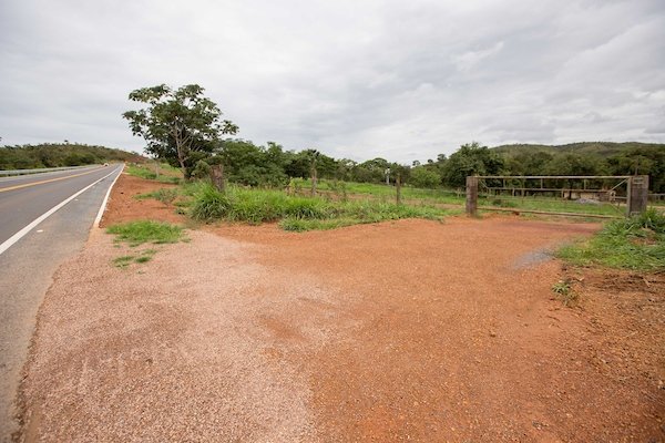 asfalto na fazenda de Liliane Roriz