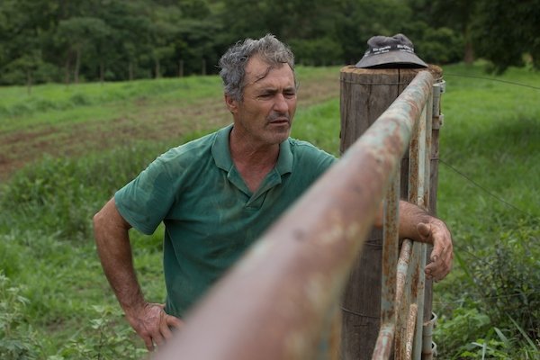 asfalto na fazenda de Liliane Roriz