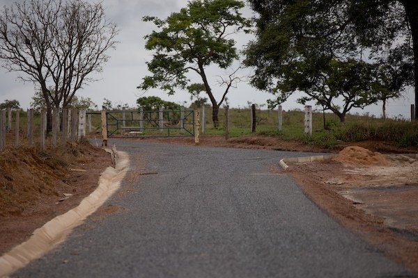 asfalto na fazenda de Liliane Roriz