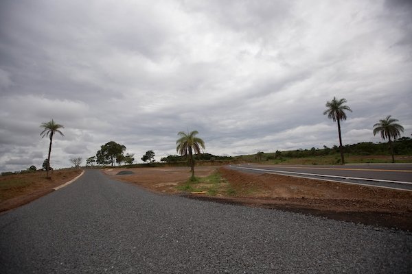 asfalto na fazenda de Liliane Roriz