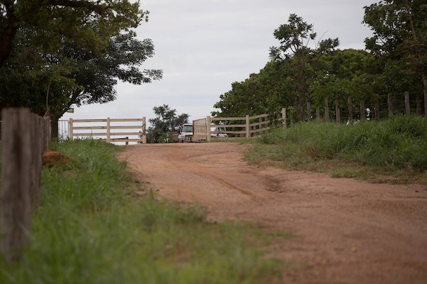 asfalto na fazenda de Liliane Roriz