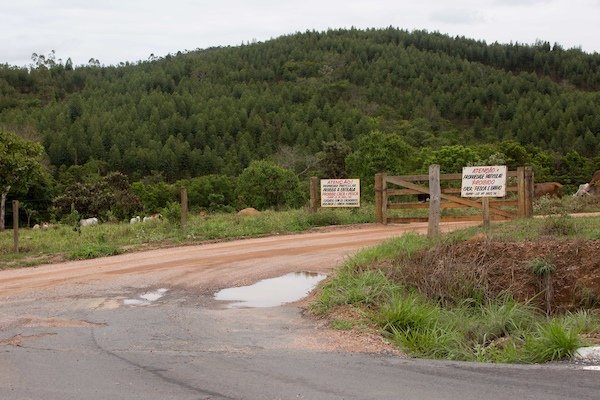 asfalto na fazenda de Liliane Roriz
