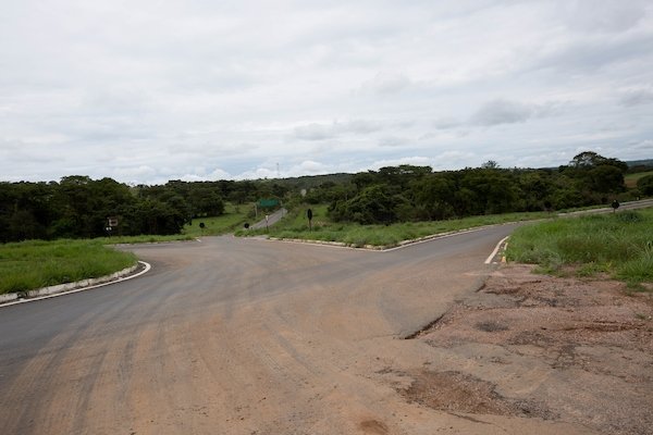 asfalto na fazenda de Liliane Roriz