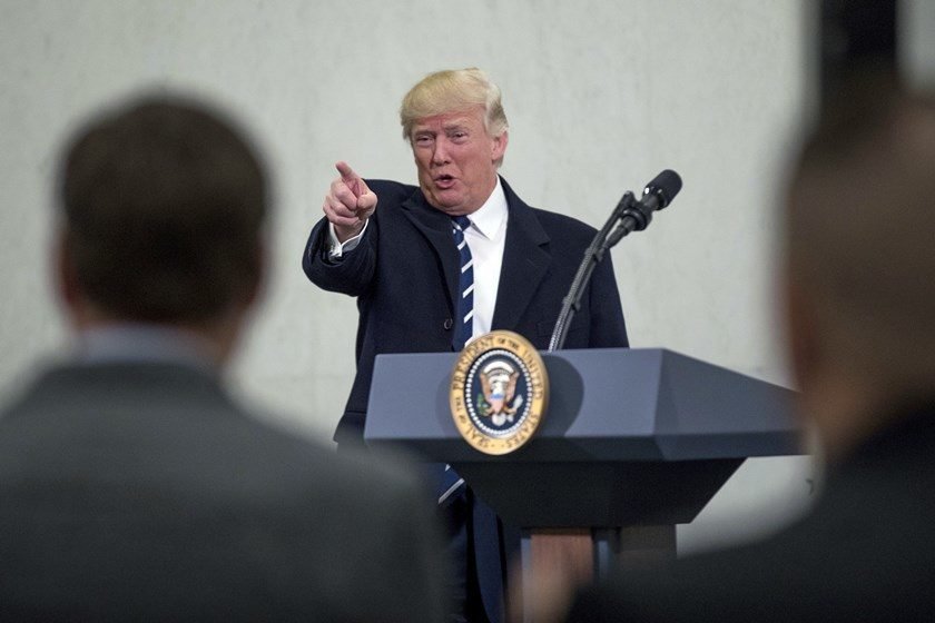 Trump faz discurso de reaproximação com CIA e volta a criticar a imprensa
