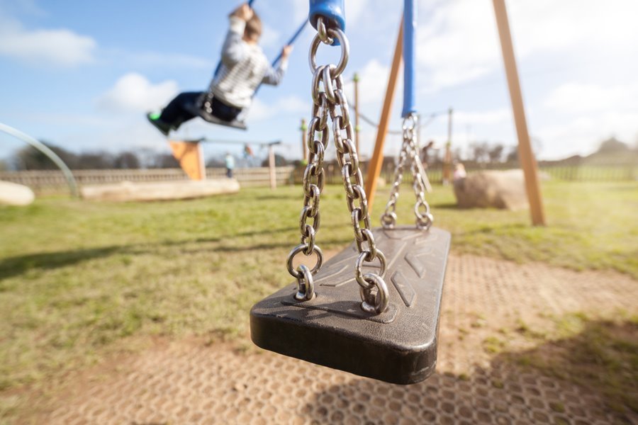 Empty playground swing parquinho balanço criança