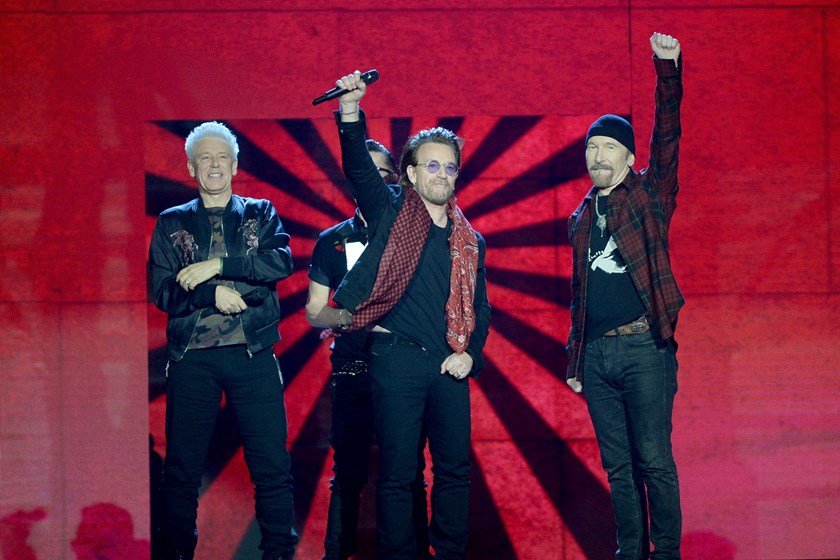 Bono Vox ironiza vitória de Bolsonaro durante show do U2 em Belfast