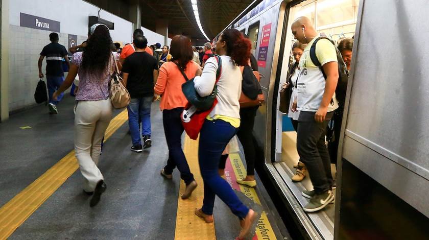 Assaltantes empurram homem nos trilhos do metrô no Rio de 