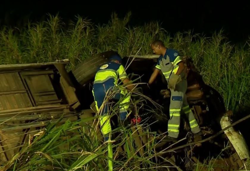 Ônibus de sacoleiros cai em ribanceira e deixa dois mortos e 15