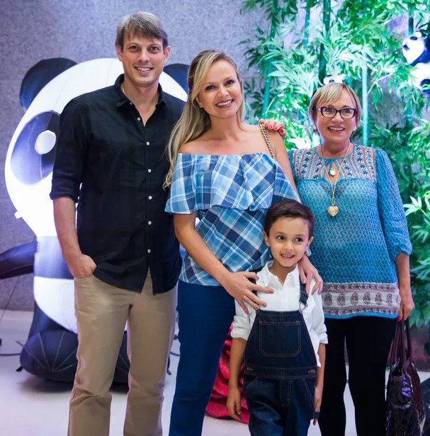 Eliana posa com os filhos e reflete: 'Eles estão crescendo' • DOL